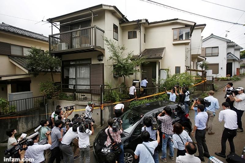 7月27日，在日本神奈川县相模原市，警察搜查犯罪嫌疑人植松圣的住所。（新华社/路透/图）