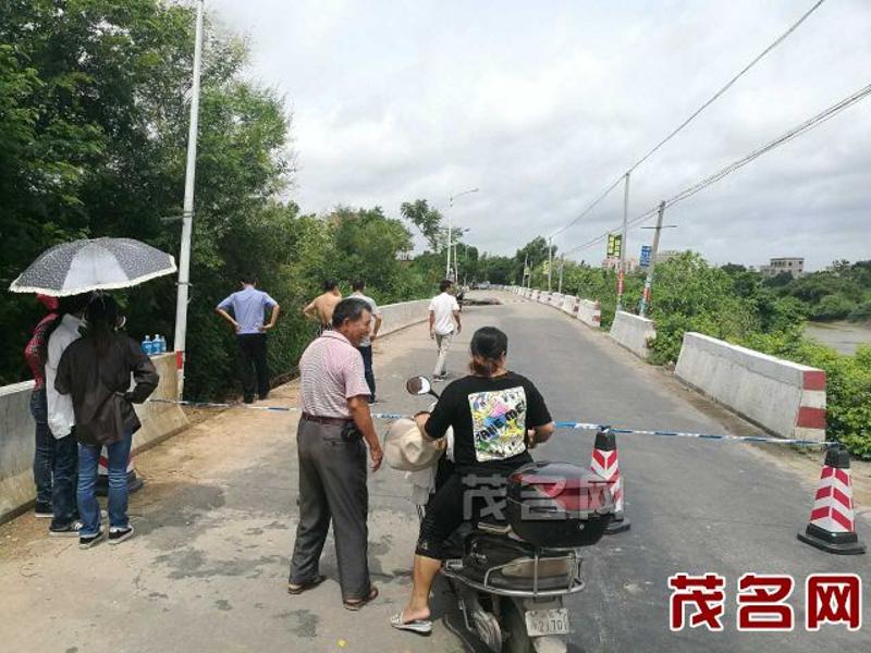 整条路已经封路 记者康乾 摄