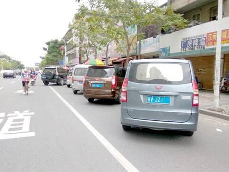 市区临江北路马牙市场路段非机动车道。涂英鹏 摄