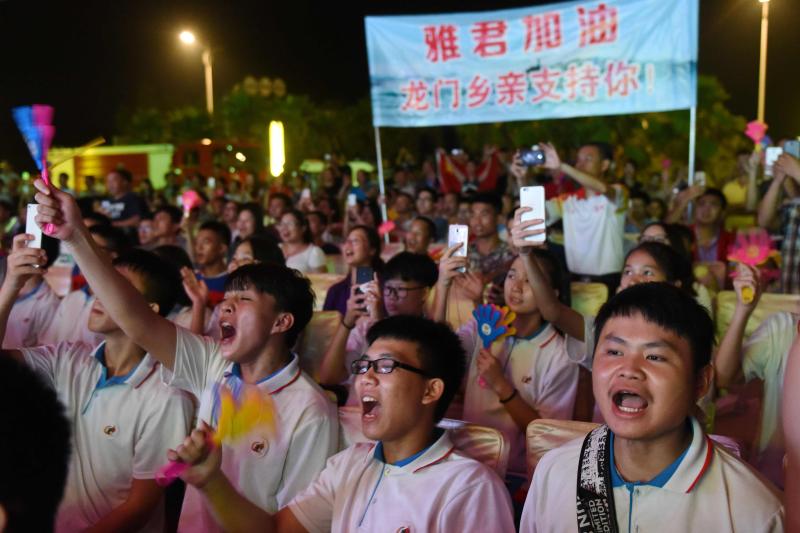 黎雅君家乡的市民通过电视直播为雅君加油打气 南方+记者 梁维春 摄