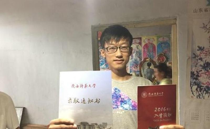 收到录取通知书后，常升的脸上露出了笑容。