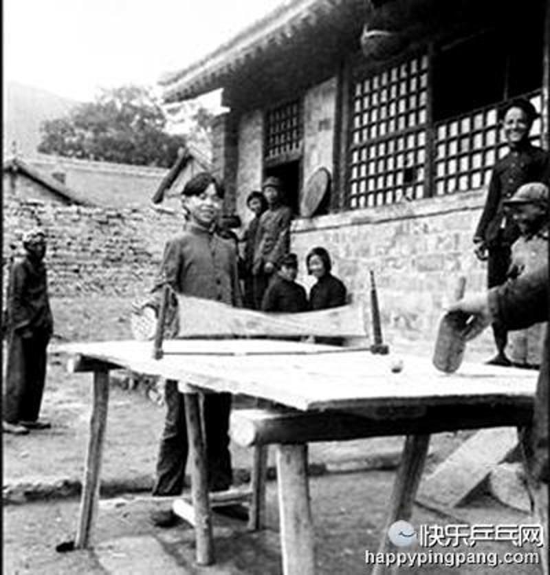 抗日战争时期的延安群众正在打乒乓球。（1937年摄）