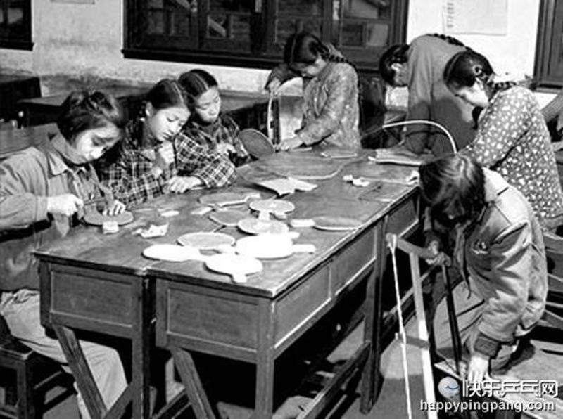 1959年，上海市第五女子中学组织了251个乒乓球小组，为了克服运动器具不足的困难，她们利用废木料自制球拍。（陈娟美、卢鸣摄）