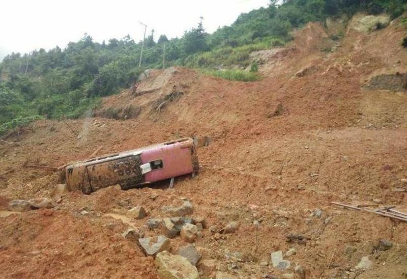 福建省龙岩市新南村附近发生山体滑坡，正在309省道行至此处的一辆大巴车被埋。