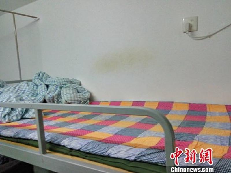图为北京某高校一博生生欲出租的宿舍床位.吕春荣 摄