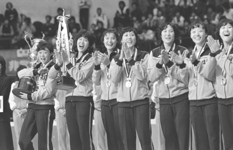 1981年11月16日，中国女排在第三届女排世界杯颁奖仪式上。