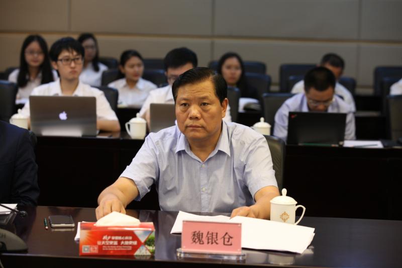 图为珠海银隆新能源有限公司董事长魏银仓在媒体见面会现场。