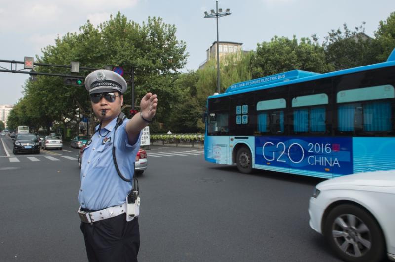 ↑杭州交警西湖大队北山中队交警凌吉杭在指挥交通（8月24日摄）。凌吉杭说，斑马线前机动车礼让行人是杭州文明的标志之一，我感觉市民对交通文明出行这一块越来越重视了。 新华社记者鞠焕宗 摄