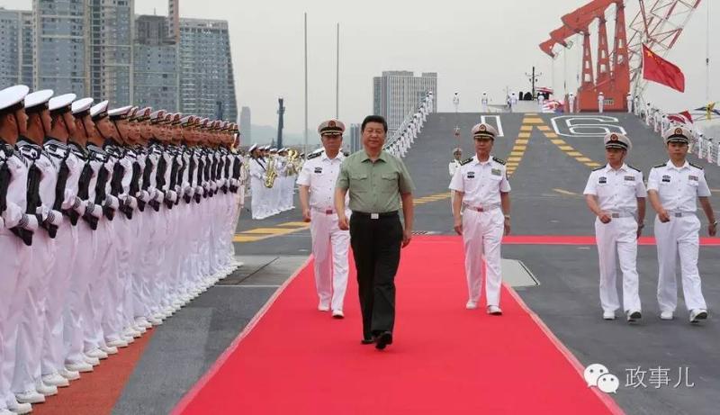 习近平在辽宁舰上