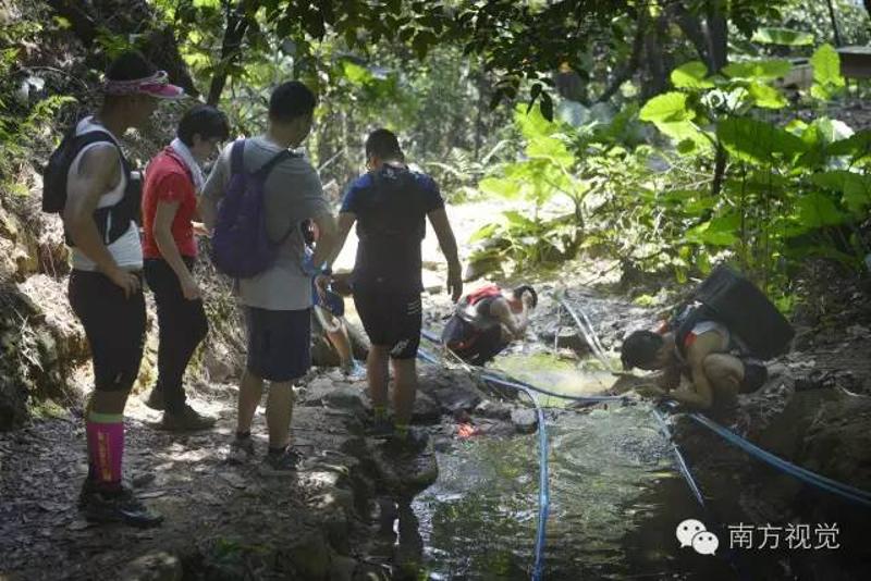 △下山的跑友用山泉水洗脸解热。