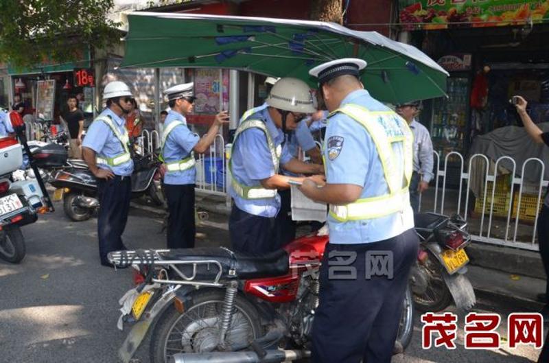 民警查处违规加装遮阳伞的摩托车。