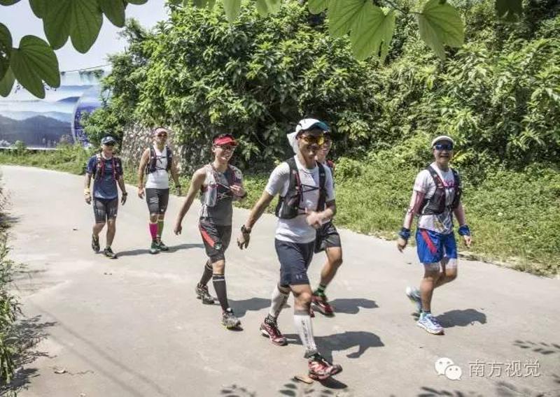 △一群从火炉山出发的跑友经过水库，准备登顶凤凰山。