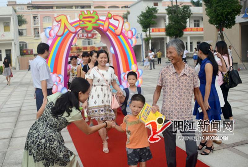 前日，南排小学，一年级新生在家长带领下走过入学门。