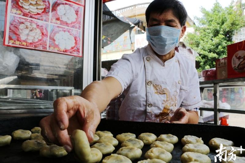 做好的朥饼放在烤盘上，准备入炉烘焙。（南方日报记者 张伟炜 摄）