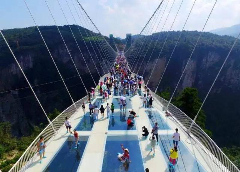 这座世界上最恐怖的桥,却因游客爆满被迫关闭