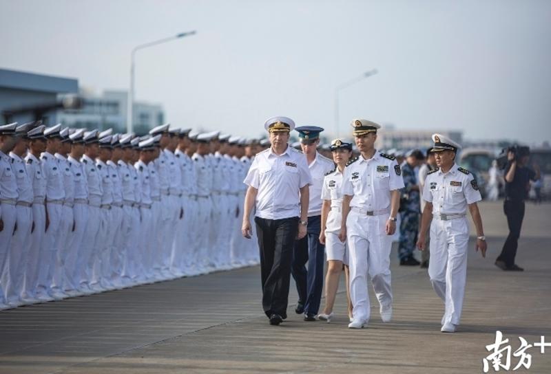 图为中国海军副司令员王海中将与俄罗斯海军副总司令费罗坚科夫中将