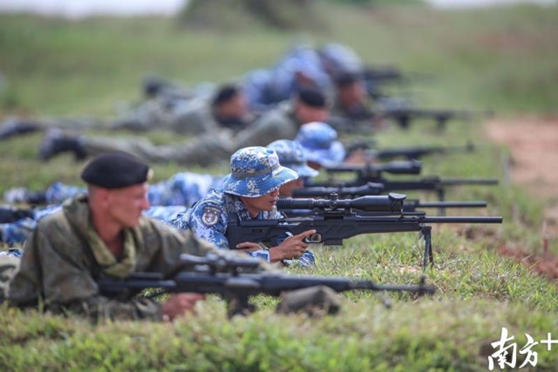 9月13日上午，中俄双方陆战队员进行轻武器射击训练。（南方日报记者 张由琼 摄）