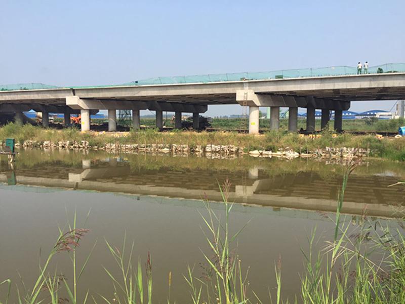 邢衡高速桃城区段跨鱼塘而过，桥下原本为鱼塘。