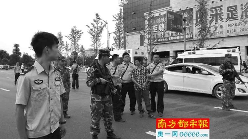 15日，湖南汝城警方押曹再发指认驾车乱撞行人现场。