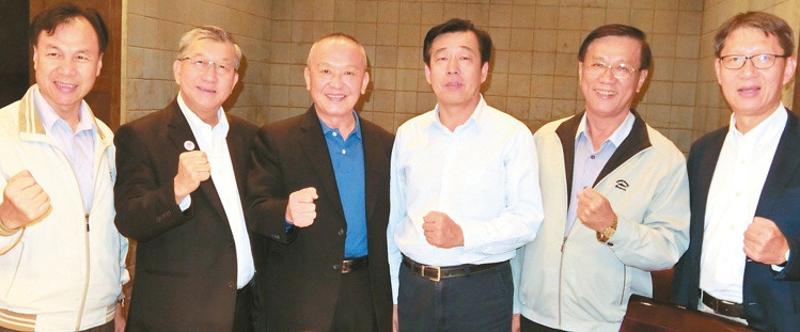 台湾新北市副市长叶惠青（右一）、南投县长林明溱（右二）、苗栗县长徐耀昌（左三）、新竹县长邱镜淳（左二）、连江县长刘增应（左一）昨晚在北京，国台办联络局长刘军川（右三）相迎。（图片来自台湾联合报）