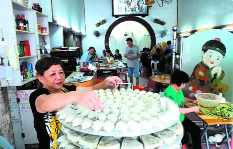 老字号小食店生意红火。