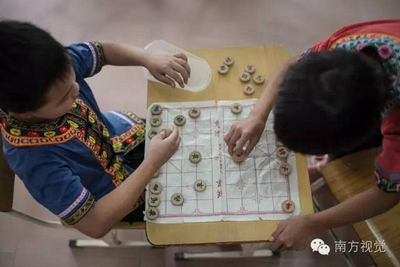 △来钰莹和来子龙下象棋。