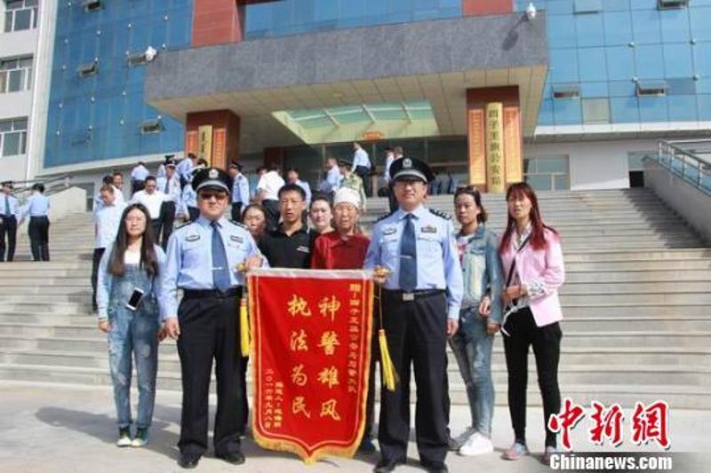 受害人家属为四子王旗警方送来锦旗。警方供图摄