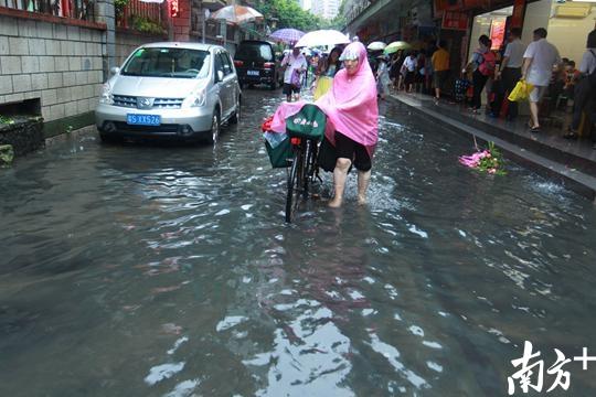 6月8日是今年高考的第二天，一场大暴雨使广州共和路成一片泽国。资料图片 南方日报记者 梁文祥 摄