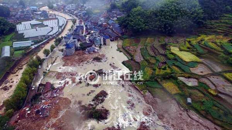 29日清晨，丽水苏村山体滑坡现场航拍图。