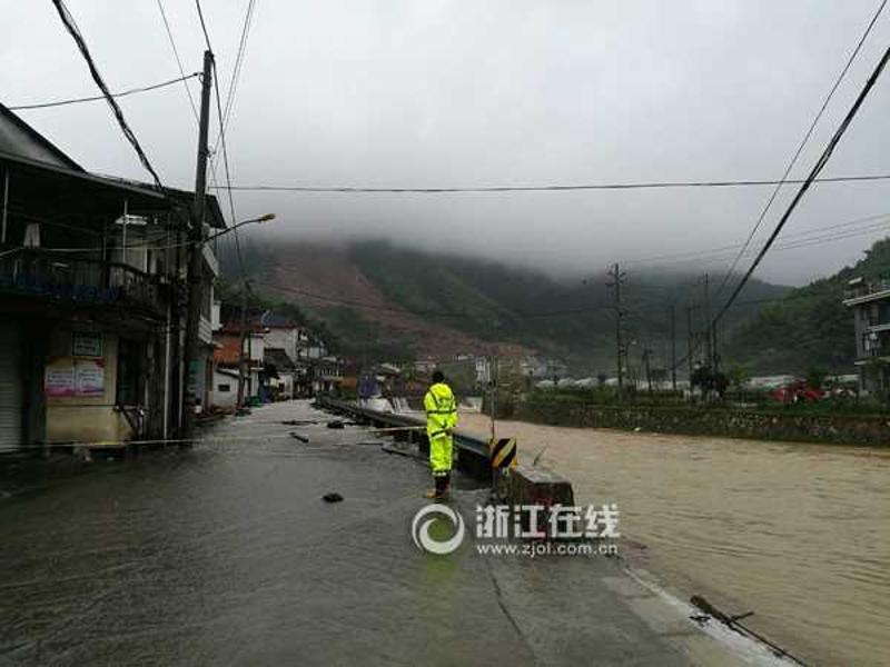 清晨的雨雾笼罩着大山