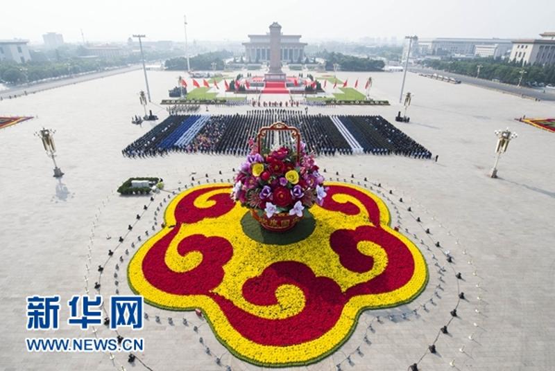 9月30日，烈士纪念日向人民英雄敬献花篮仪式在北京天安门广场隆重举行。新华社记者 王晔 摄