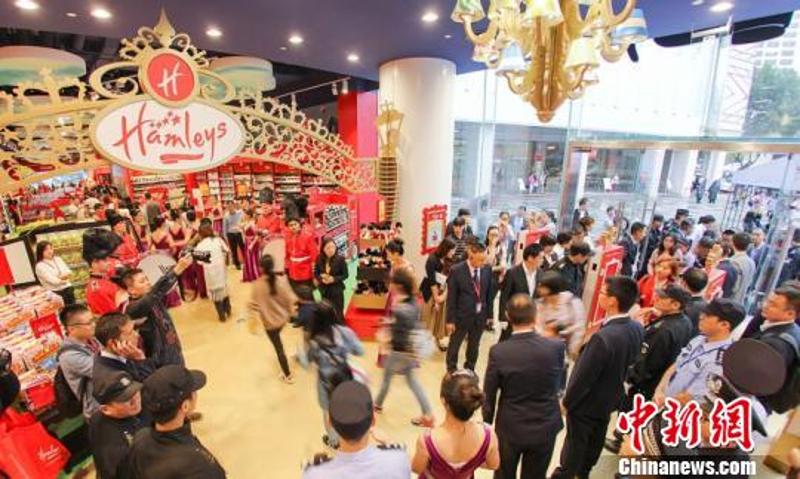 英伦百年玩具品牌Hamleys中国首店1日在南京火爆开幕。 中新网