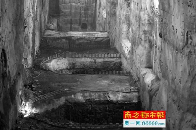 乌东德水电站枢纽工程由混凝土双曲拱坝、泄水建筑物及左右岸地下引水发电系统等组成。