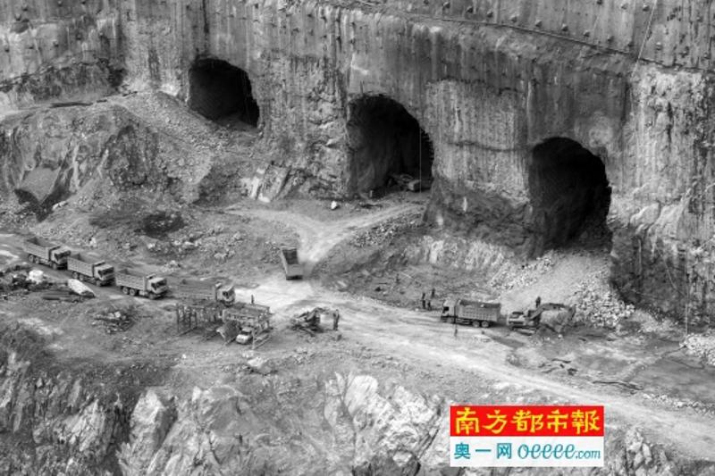 乌东德水电站枢纽工程由混凝土双曲拱坝、泄水建筑物及左右岸地下引水发电系统等组成。