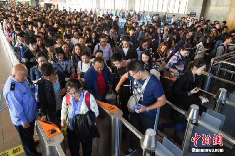 9月30日，山西太原火车站，旅客排队检票进站。“十一”黄金周来临，中国各地火车站迎来客运高峰。 中新社记者 武俊杰 摄