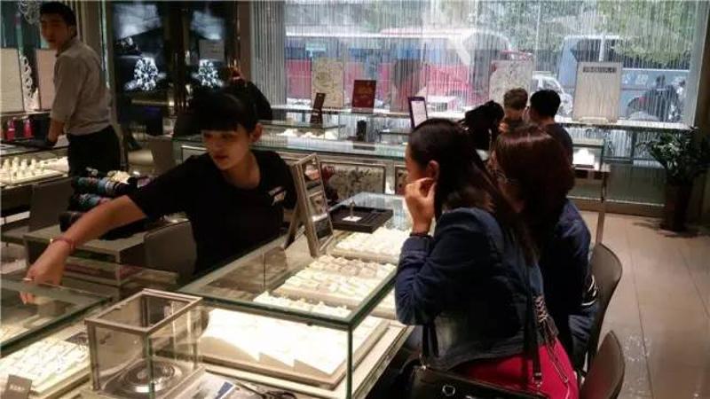 ▲北京一家金店内,顾客正在选购黄金饰品(每经记者张寿林摄)