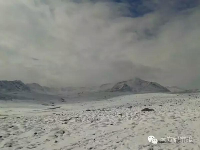 壮观的冰川映衬着宁静的湖水，茫茫的草原包容着幽深的原始森林，位于中国新疆阿勒泰地区的喀纳斯因其独特的自然风光被誉为“东方瑞士”。