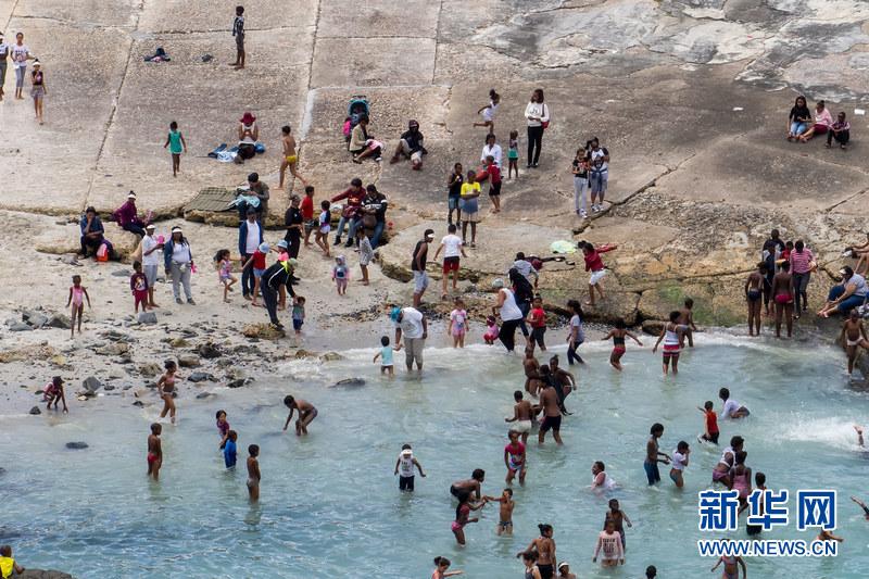 “观鲸节”期间的赫曼努斯海湾。威廉·穆维摄