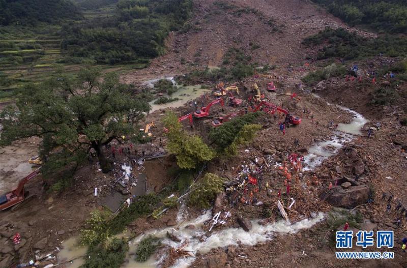 图为9月30日航拍的遂昌县北界镇苏村上村自然村山体滑坡现场，救援人员及挖掘机在现场作业。 受台风影响，浙江省丽水市遂昌县北界镇苏村上村自然村9月28日傍晚发生山体滑坡。目前，浙江省调集两千余名救援人员在现场紧张救援。 新华社记者 黄宗治 摄