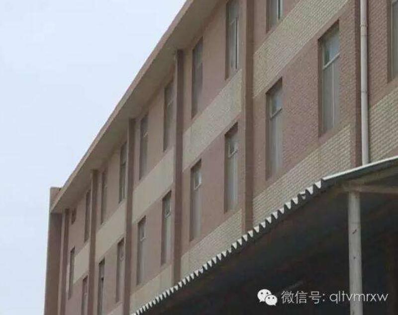 ↑出现裂缝的女生宿舍是红色的四层小楼。 图片来源：每日新闻微信公众号