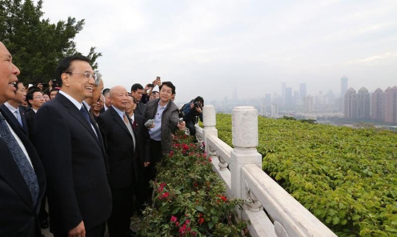 2015年1月5日，李克强在深圳莲花山顶远眺深圳城区。