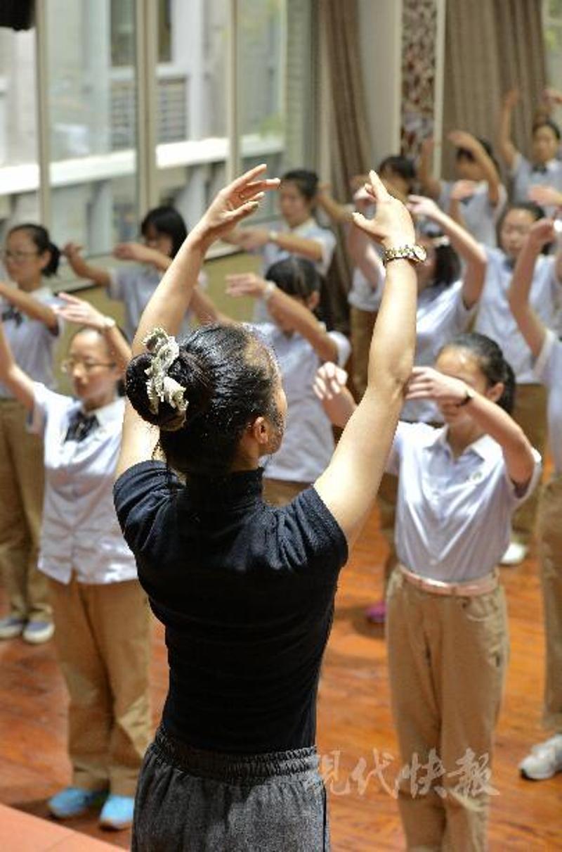 女校学生们在上形体课