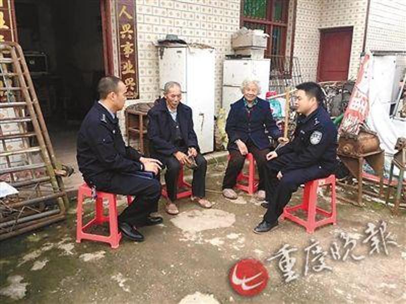 民警在给陈大爷夫妇介绍案情