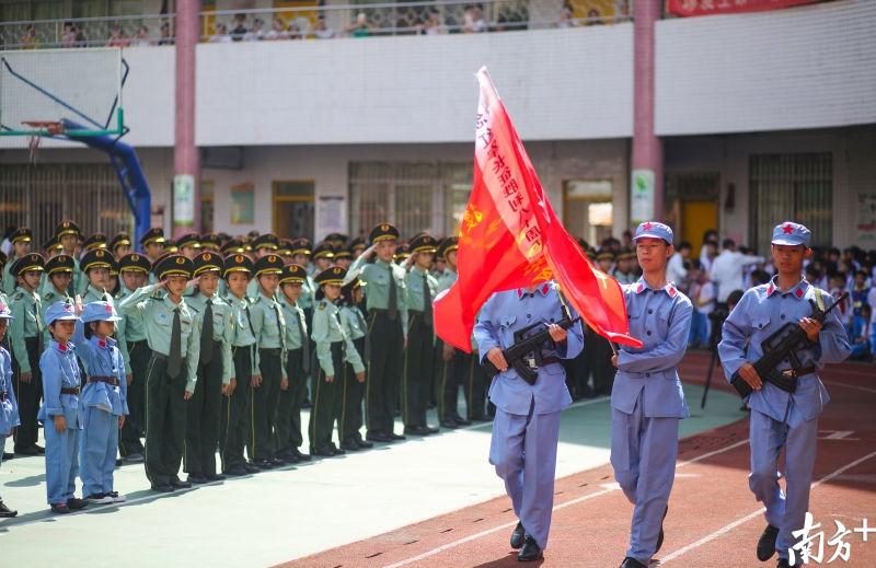 纪念长征胜利老红军为小学生授旗