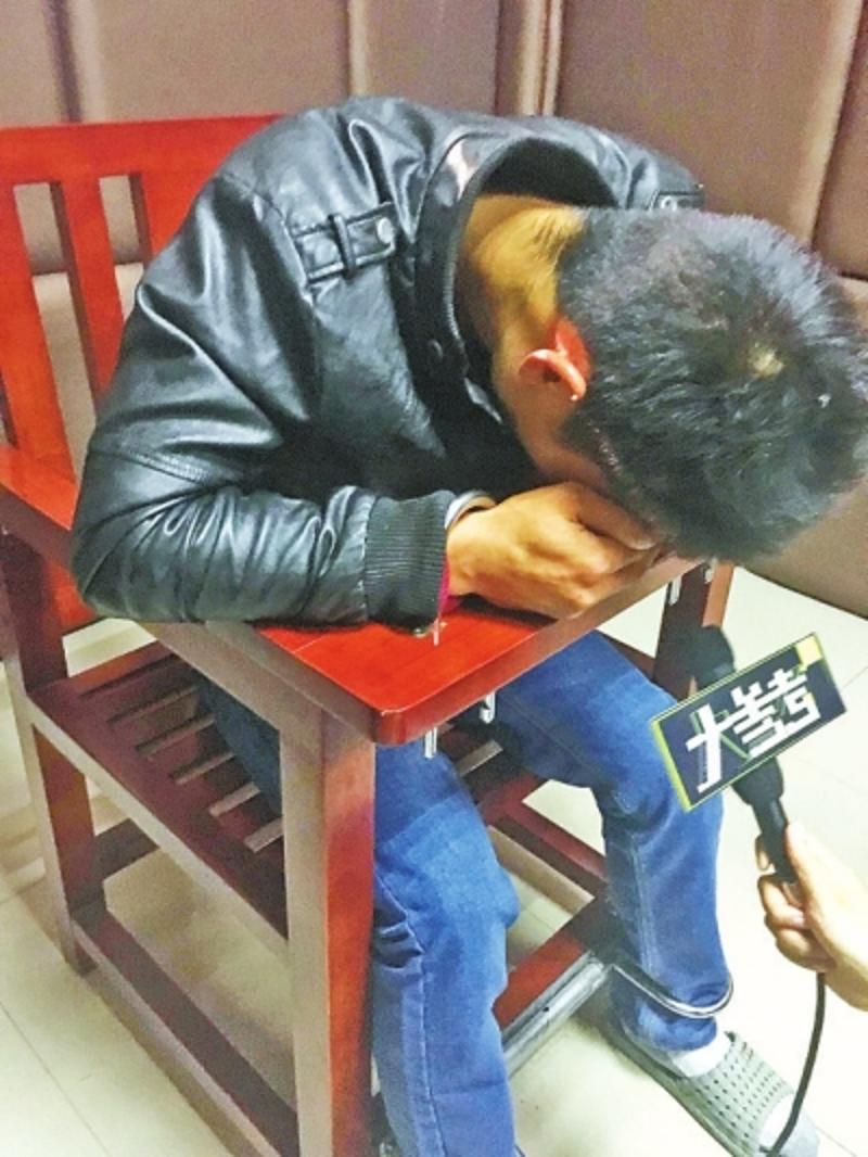 10月19日上午，在郑州市公安局建设路分局案件侦办大队二中队的审讯室里，嫌疑人陈某低头趴着，不愿面对媒体。