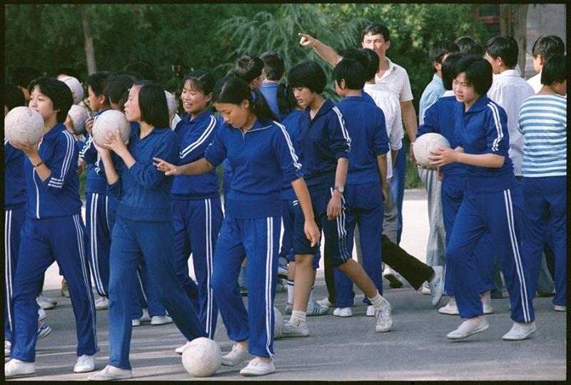 图为风靡80年代的梅花运动装.(图片来自《昨天的青春:八十年代中学生