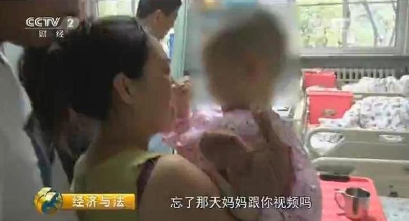 男童看到妈妈喊“阿姨”。