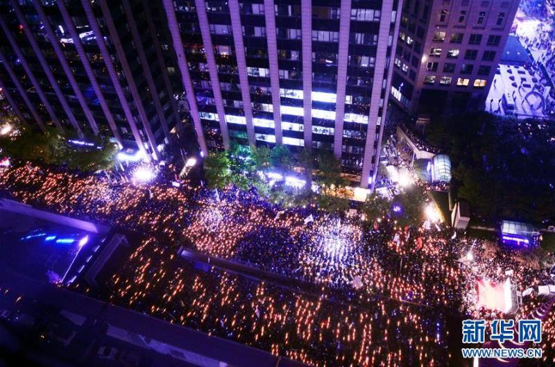 10月29日，韩国民众在首尔市中心举行集会。随着韩国总统朴槿惠“亲信干政”事件持续发酵，韩国民众29日在首尔市中心举行近万人规模集会，要求朴槿惠下台并查明事件的真相。新华社/纽西斯通讯社