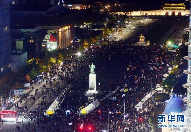 10月29日，韩国民众在首尔市中心举行集会。随着韩国总统朴槿惠“亲信干政”事件持续发酵，韩国民众29日在首尔市中心举行近万人规模集会，要求朴槿惠下台并查明事件的真相。新华社/纽西斯通讯社