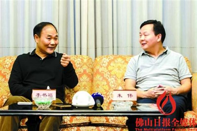 朱伟（右）会见吉利董事长李书福。佛山日报记者周春、甘建华摄